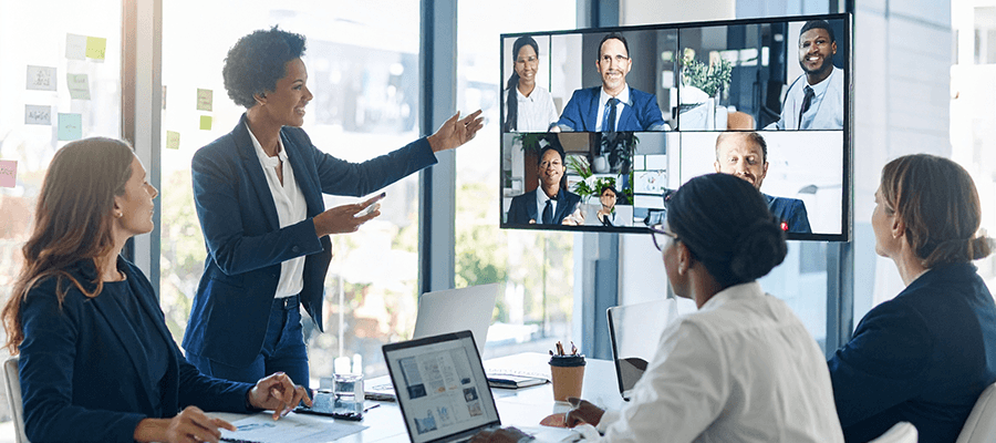 Firefly_A team in a video conference, sharing screens and discussing website feedback, visibl 573792
