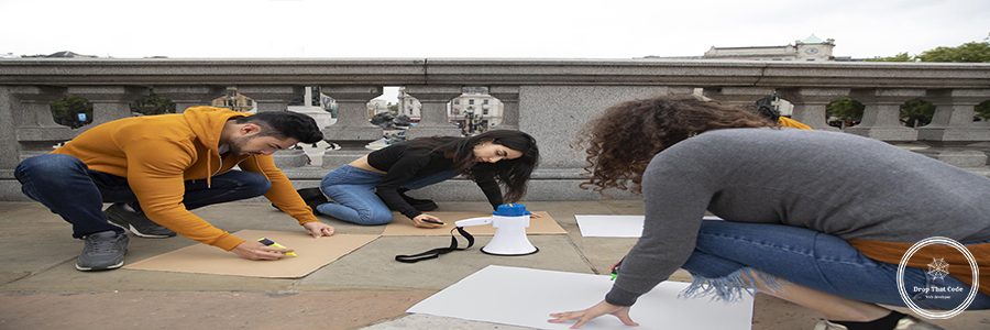 medium-shot-people-writing-placards