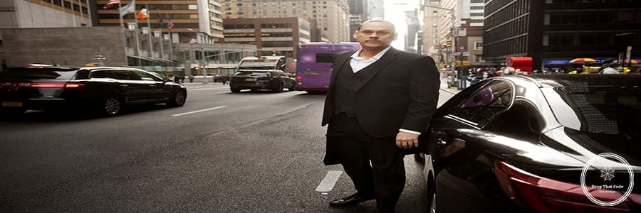 taxi-driver-getting-ready-customer